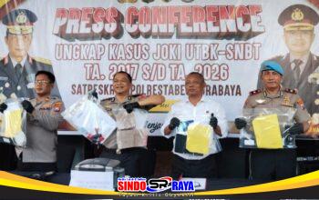 Kapolrestabes Surabaya Kombes Pol. Luthfie Sulistiawan menunjukkan barang bukti kasus sindikat joki UTBK-SNBT di Mapolrestabes Surabaya.