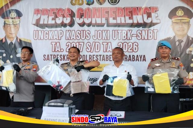 Kapolrestabes Surabaya Kombes Pol. Luthfie Sulistiawan menunjukkan barang bukti kasus sindikat joki UTBK-SNBT di Mapolrestabes Surabaya.