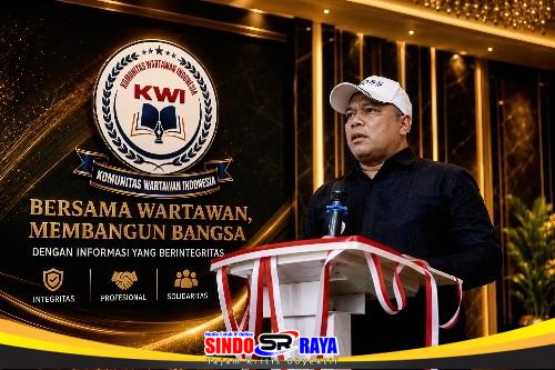 Ketua Umum Komunitas Wartawan Indonesia Umar Hayat saat menyampaikan visi persatuan insan pers dalam acara KWI.
