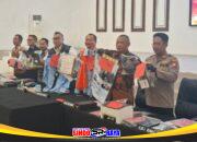 Kapolrestabes Surabaya Kombes Pol Luthfie Sulistiawan menunjukkan barang bukti kasus sindikat scamming internasional di Surabaya.