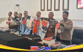 Kapolrestabes Surabaya Kombes Pol Luthfie Sulistiawan menunjukkan barang bukti kasus sindikat scamming internasional di Surabaya.
