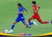 Adam Alis menggiring bola saat Persib Bandung melawan Persija Jakarta dalam laga El Clasico Indonesia di Stadion Segiri Samarinda.