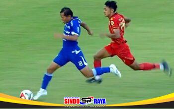 Adam Alis menggiring bola saat Persib Bandung melawan Persija Jakarta dalam laga El Clasico Indonesia di Stadion Segiri Samarinda.