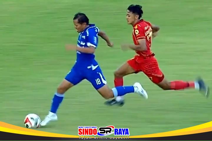 Adam Alis menggiring bola saat Persib Bandung melawan Persija Jakarta dalam laga El Clasico Indonesia di Stadion Segiri Samarinda.