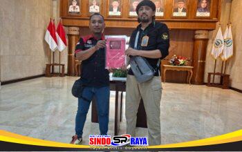 Perwakilan GERANAT’S Jawa Timur menyerahkan tuntutan regulasi transportasi online saat audiensi di DPRD Jatim