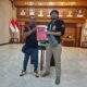 Perwakilan GERANAT’S Jawa Timur menyerahkan tuntutan regulasi transportasi online saat audiensi di DPRD Jatim