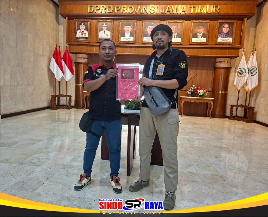 Perwakilan GERANAT’S Jawa Timur menyerahkan tuntutan regulasi transportasi online saat audiensi di DPRD Jatim