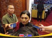 Diana A.V. Sasa memberi keterangan kepada awak media terkait dukungan terhadap UU Transportasi Online di DPRD Jawa Timur.