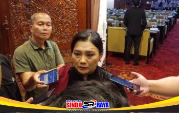 Diana A.V. Sasa memberi keterangan kepada awak media terkait dukungan terhadap UU Transportasi Online di DPRD Jawa Timur.