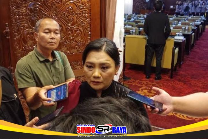 Diana A.V. Sasa memberi keterangan kepada awak media terkait dukungan terhadap UU Transportasi Online di DPRD Jawa Timur.
