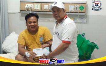 Ketua Umum KWI Umar Hayat menjenguk anggota yang dirawat di RSI Jemursari Surabaya