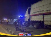 Petugas kepolisian mengevakuasi truk trailer terguling di Jalan Raya Kebalandono, Babat, Lamongan.