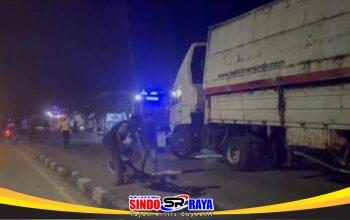 Petugas kepolisian mengevakuasi truk trailer terguling di Jalan Raya Kebalandono, Babat, Lamongan.