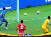 Bruno Paraiba mencetak gol ke gawang Semen Padang saat Persebaya menang 7-0 di Stadion Agus Salim.