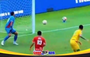 Bruno Paraiba mencetak gol ke gawang Semen Padang saat Persebaya menang 7-0 di Stadion Agus Salim.