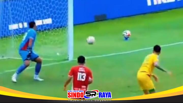 Bruno Paraiba mencetak gol ke gawang Semen Padang saat Persebaya menang 7-0 di Stadion Agus Salim.
