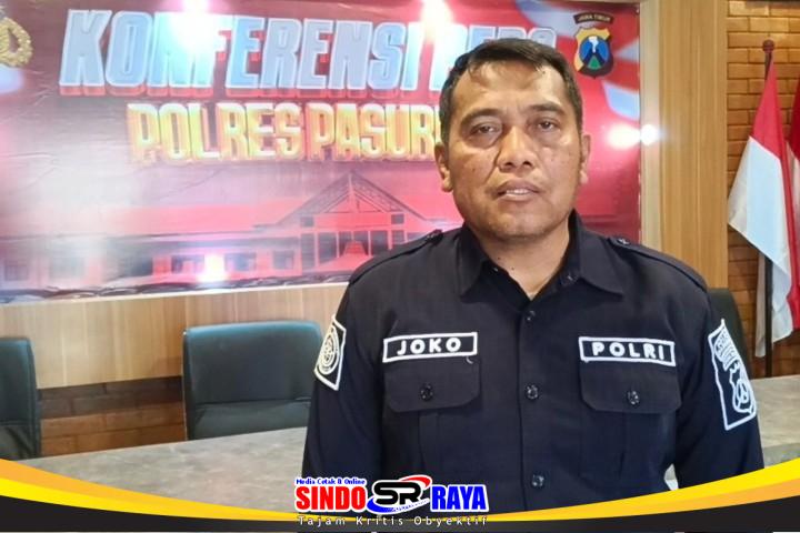 Kasihumas Polres Pasuruan IPTU Joko Suseno saat memberikan keterangan terkait kasus jambret di Pasrepan