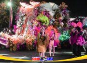 Peserta Surabaya Vaganza Festival of Lights 2026 menampilkan parade bunga dan dekorasi cahaya di pusat Kota Surabaya.