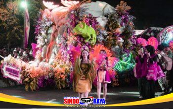 Peserta Surabaya Vaganza Festival of Lights 2026 menampilkan parade bunga dan dekorasi cahaya di pusat Kota Surabaya.