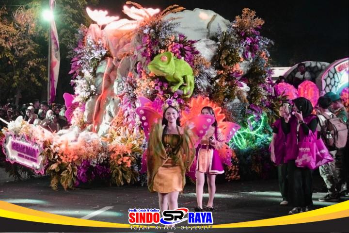 Peserta Surabaya Vaganza Festival of Lights 2026 menampilkan parade bunga dan dekorasi cahaya di pusat Kota Surabaya.