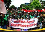 Ribuan driver ojol dari Geranat’s Jatim menggelar aksi demo di Surabaya untuk menuntut penerbitan UU Transportasi Online.