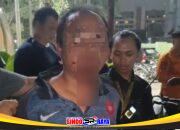 Pria 40 tahun terduga pelaku pencabulan anak di Surabaya Vaganza saat diamankan warga dan petugas di Jalan Tunjungan.