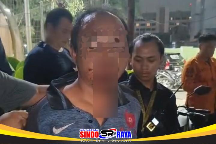 Pria 40 tahun terduga pelaku pencabulan anak di Surabaya Vaganza saat diamankan warga dan petugas di Jalan Tunjungan.