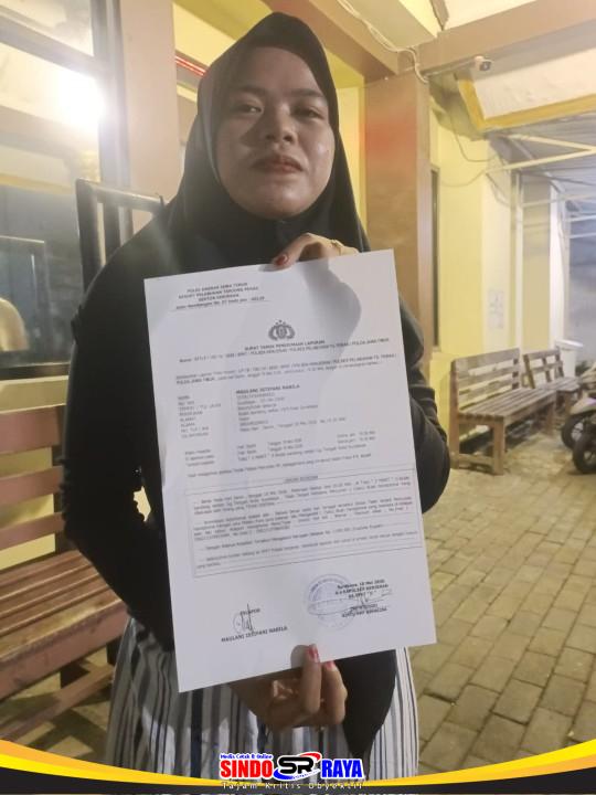 Korban pencurian handphone menunjukkan surat laporan polisi di Polsek Kenjeran Surabaya.