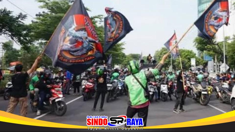 Ribuan driver ojol bersama Geranat’s menjelang aksi demonstrasi besar di Surabaya, 20 Mei 2026.