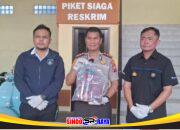 Kapolres Sampang AKBP Hartono menunjukkan barang bukti kasus persetubuhan dan pencabulan penyandang disabilitas di Mapolres Sampang.
