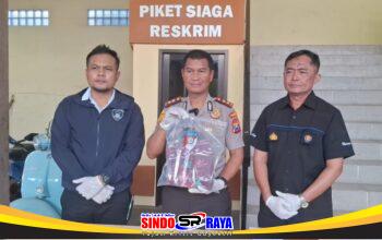 Kapolres Sampang AKBP Hartono menunjukkan barang bukti kasus persetubuhan dan pencabulan penyandang disabilitas di Mapolres Sampang.