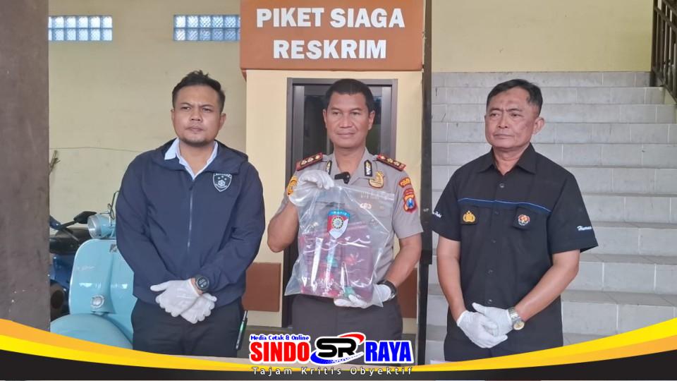 Kapolres Sampang AKBP Hartono menunjukkan barang bukti kasus persetubuhan dan pencabulan penyandang disabilitas di Mapolres Sampang.