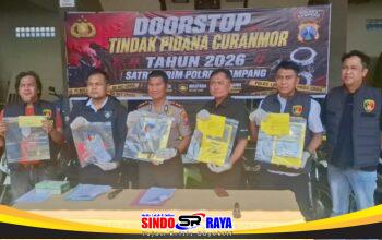 Petugas Satreskrim Polres Sampang menunjukkan barang bukti dalam rilis pengungkapan 16 kasus curanmor di Mapolres Sampang.