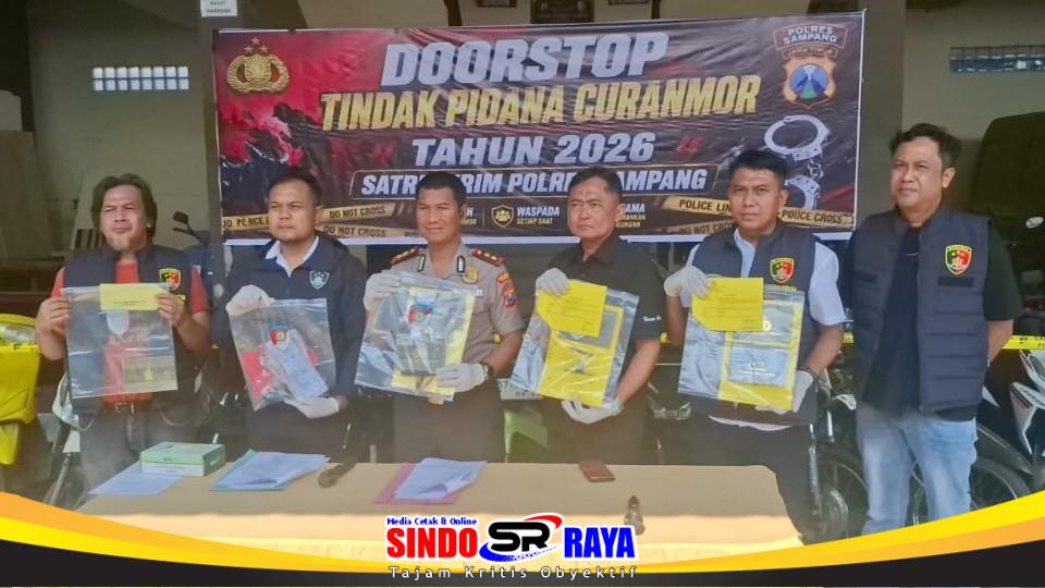 Petugas Satreskrim Polres Sampang menunjukkan barang bukti dalam rilis pengungkapan 16 kasus curanmor di Mapolres Sampang.