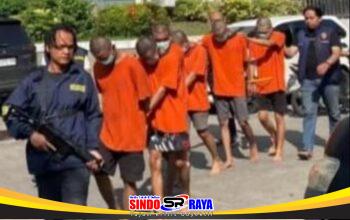 Delapan suporter fanatik di Gresik digiring polisi usai terlibat pengeroyokan pemuda di Kebomas.