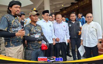 Ketua DPRD Jatim Muhammad Musyafak Rouf bersama perwakilan GERANAT’S Jawa Timur usai aksi dukungan UU Transportasi Online di Surabaya
