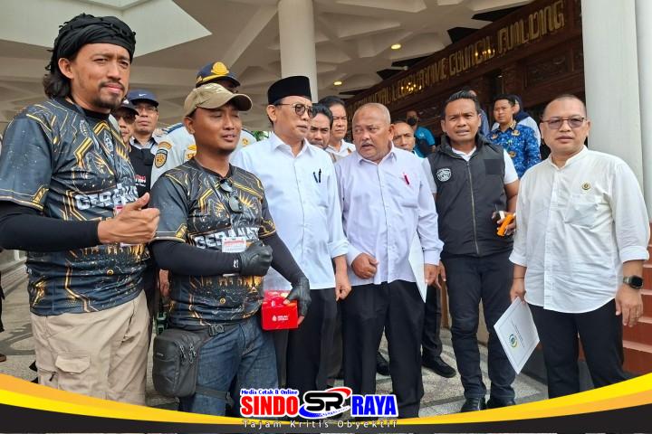 Ketua DPRD Jatim Muhammad Musyafak Rouf bersama perwakilan GERANAT’S Jawa Timur usai aksi dukungan UU Transportasi Online di Surabaya