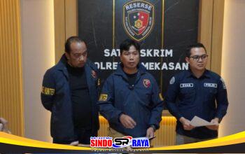 Personel Satreskrim Polres Pamekasan saat memberikan keterangan terkait pengungkapan sindikat pencurian perhiasan di Mapolres Pamekasan.