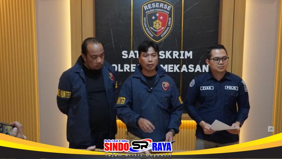 Personel Satreskrim Polres Pamekasan saat memberikan keterangan terkait pengungkapan sindikat pencurian perhiasan di Mapolres Pamekasan.