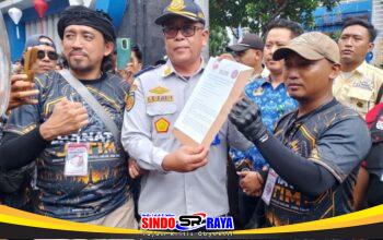 Perwakilan GERANAT’S Jawa Timur menunjukkan hasil audiensi dukungan DPRD Jatim terhadap percepatan RUU Transportasi Online di Surabaya.