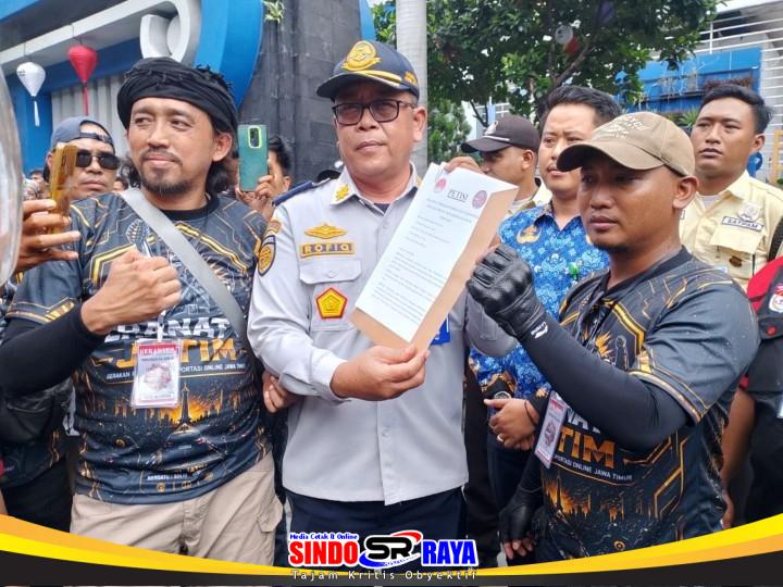 Perwakilan GERANAT’S Jawa Timur menunjukkan hasil audiensi dukungan DPRD Jatim terhadap percepatan RUU Transportasi Online di Surabaya.