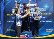 Aiptu Bambang Kurniawan menerima trofi Juara 1 Safety Riding Polda Jatim dalam ajang Hari Bhayangkara ke-80 di Sidoarjo.