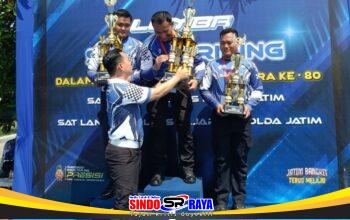 Aiptu Bambang Kurniawan menerima trofi Juara 1 Safety Riding Polda Jatim dalam ajang Hari Bhayangkara ke-80 di Sidoarjo.