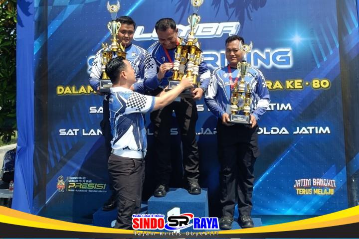 Aiptu Bambang Kurniawan menerima trofi Juara 1 Safety Riding Polda Jatim dalam ajang Hari Bhayangkara ke-80 di Sidoarjo.