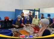 Satgas Pangan Polres Sampang memeriksa proses pengolahan makanan di SPPG Polagan II untuk memastikan program Makan Bergizi Gratis berjalan sesuai standar higienitas.