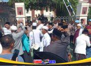 Massa aksi di depan PN Sampang mendesak hukuman maksimal bagi terdakwa penganiayaan guru tugas ponpes.