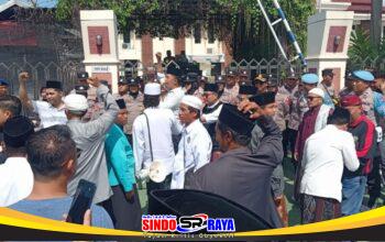 Massa Desak PN Sampang Hukum Maksimal Terdakwa Penganiayaan Guru Tugas Ponpes