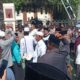 Massa Desak PN Sampang Hukum Maksimal Terdakwa Penganiayaan Guru Tugas Ponpes