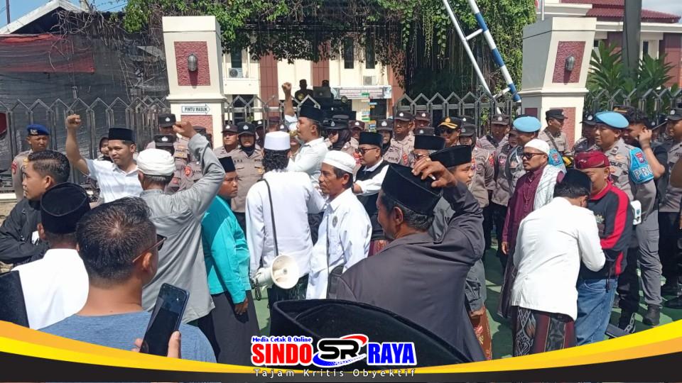 Massa aksi di depan PN Sampang mendesak hukuman maksimal bagi terdakwa penganiayaan guru tugas ponpes.