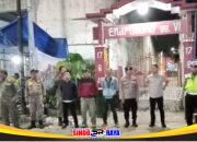 Patroli Harkamtibmas Polsek Semampir dan Satpol PP bersama warga saat penyisiran kawasan Jalan Endrosono Surabaya untuk menjaga keamanan lingkungan.